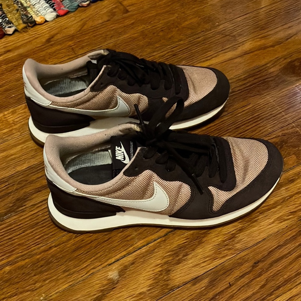 Nike Internationalist women’s sneakers size 7 retro 80s vintage style running
